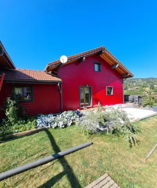 façade rouge pour l extérieur de cette rénovation