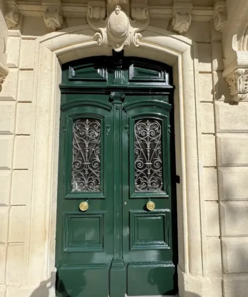 Porte rénovée repeinte en verte sur bois par Peintures Richard à Montpellier