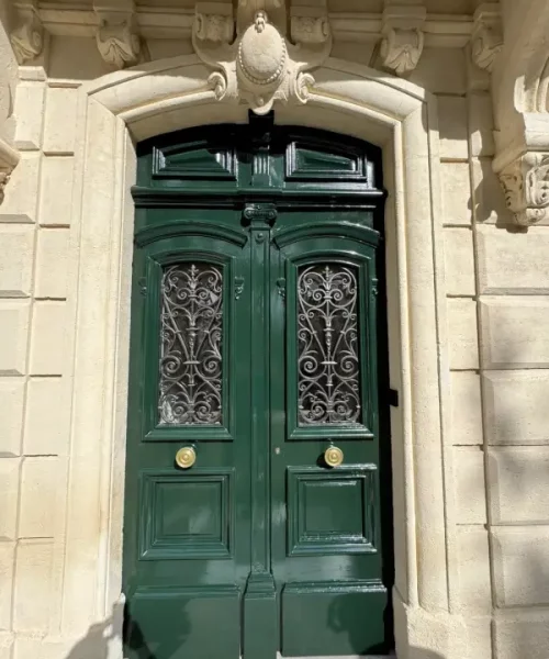 Porte rénovée repeinte en verte sur bois par Peintures Richard à Montpellier