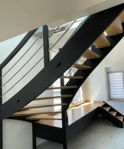 pose de lattes en bois dans l escalier avec peinture couloir par entreprise RICHARD, baillargues